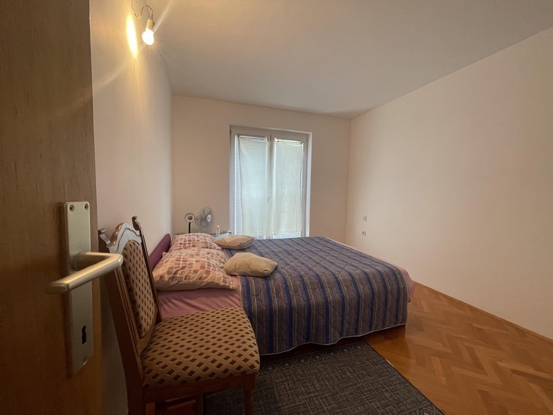 Camera da letto con letto matrimoniale e sedia