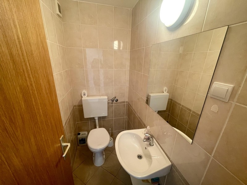 Bagno degli ospiti con lavabo e specchio