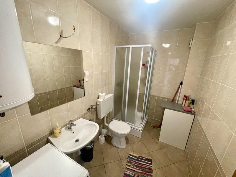 Bagno con doccia, WC e lavatrice