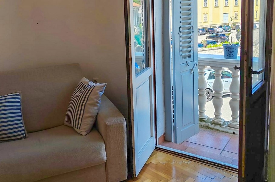 Accesso al balcone con vista sulla strada