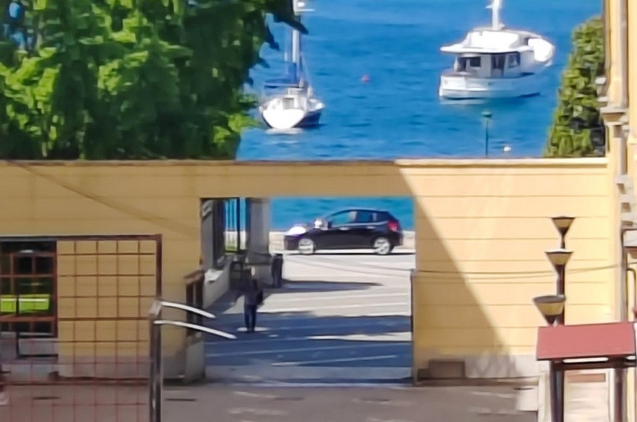 Vista mare con barche tra gli edifici
