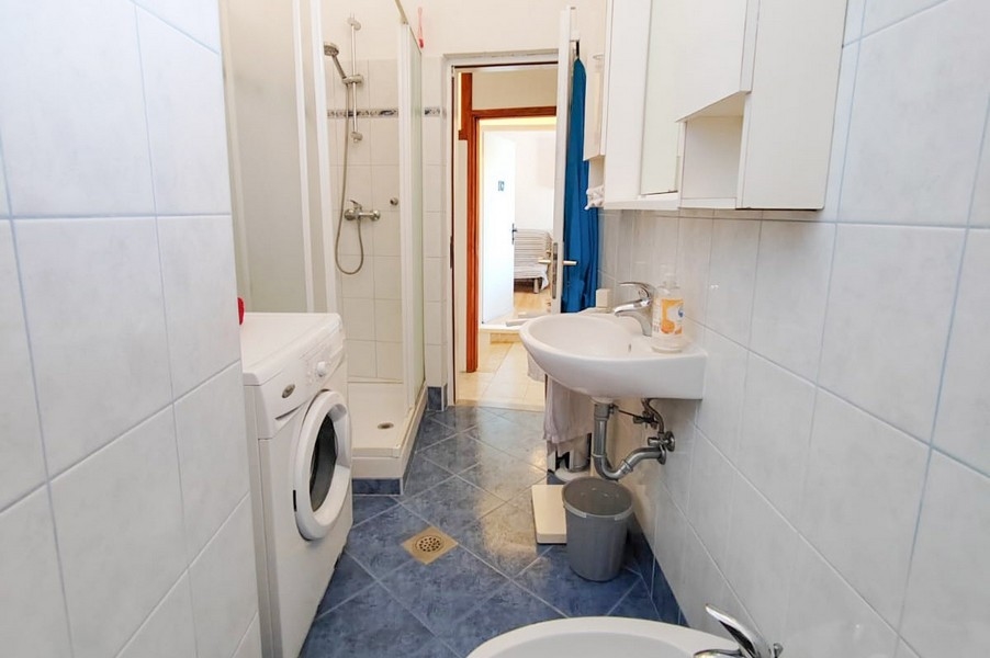 Bagno con doccia e lavatrice