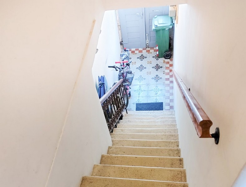 Vano scale con vista sull'ingresso dell'edificio