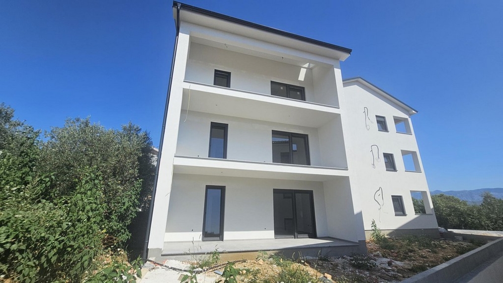 Nuovo appartamento vicino al mare in vendita sull'isola di Krk in Croazia.