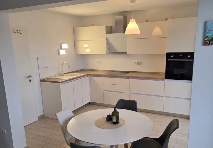 Cucina dell'appartamento in vendita a Seget vicino a Trogir in Dalmazia.