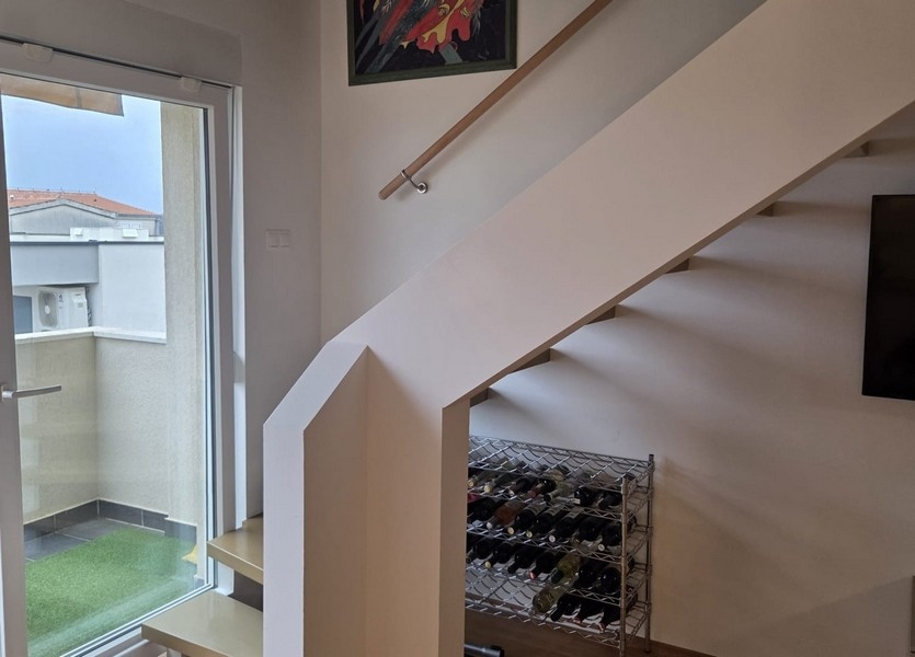 Scala con porta in vetro e accesso al balcone