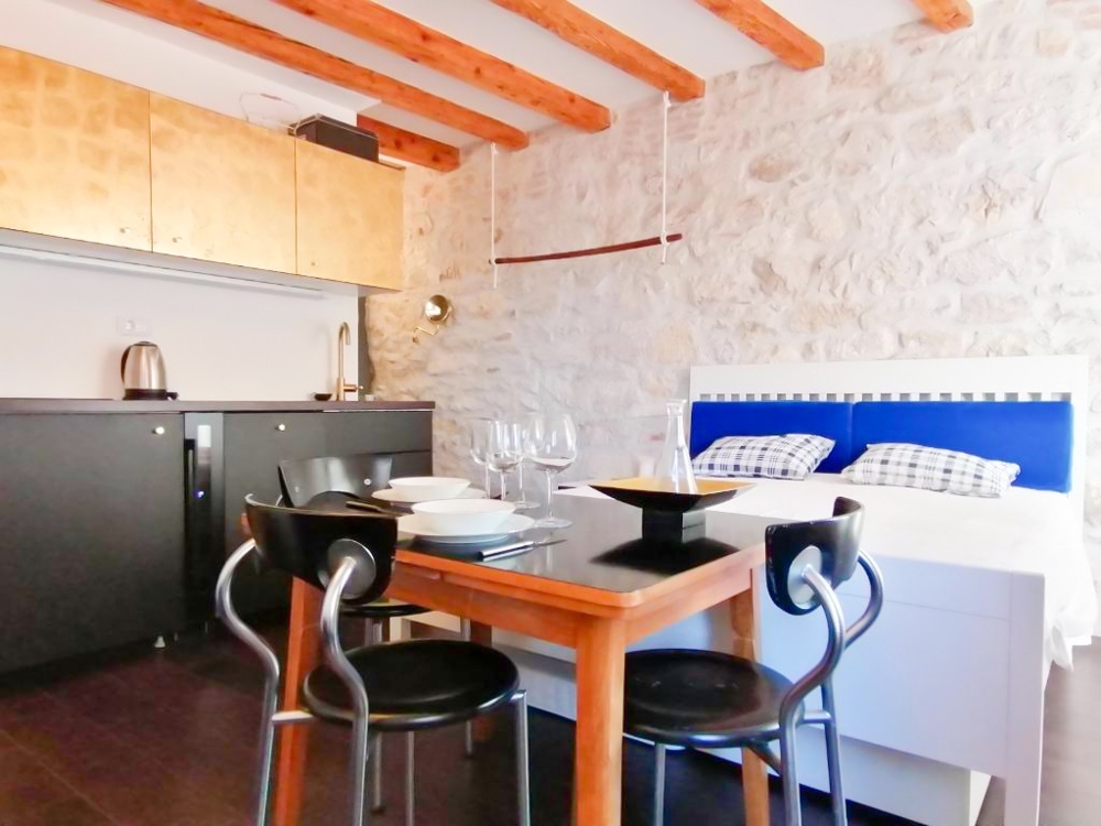 Zona pranzo, cucina e letto.