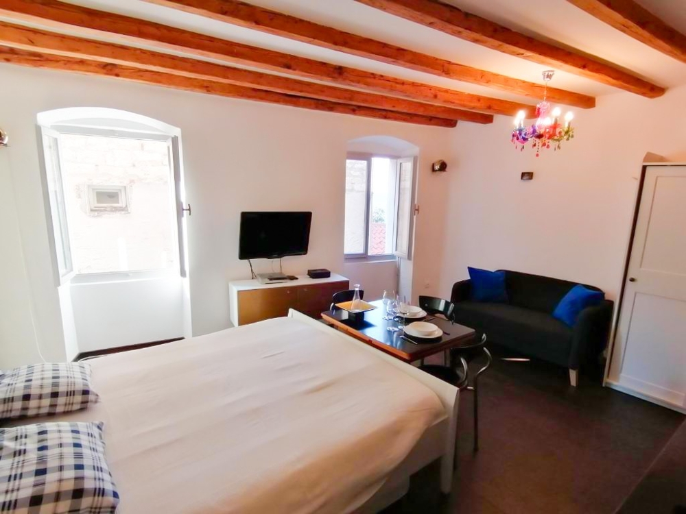 La stanza con letto e piccola zona giorno.