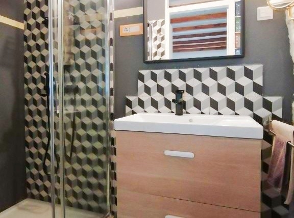 Doccia e lavabo.