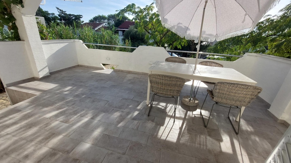 Appartamento al piano terra con ampia terrazza in vendita in Croazia, sull'isola di Pag.
