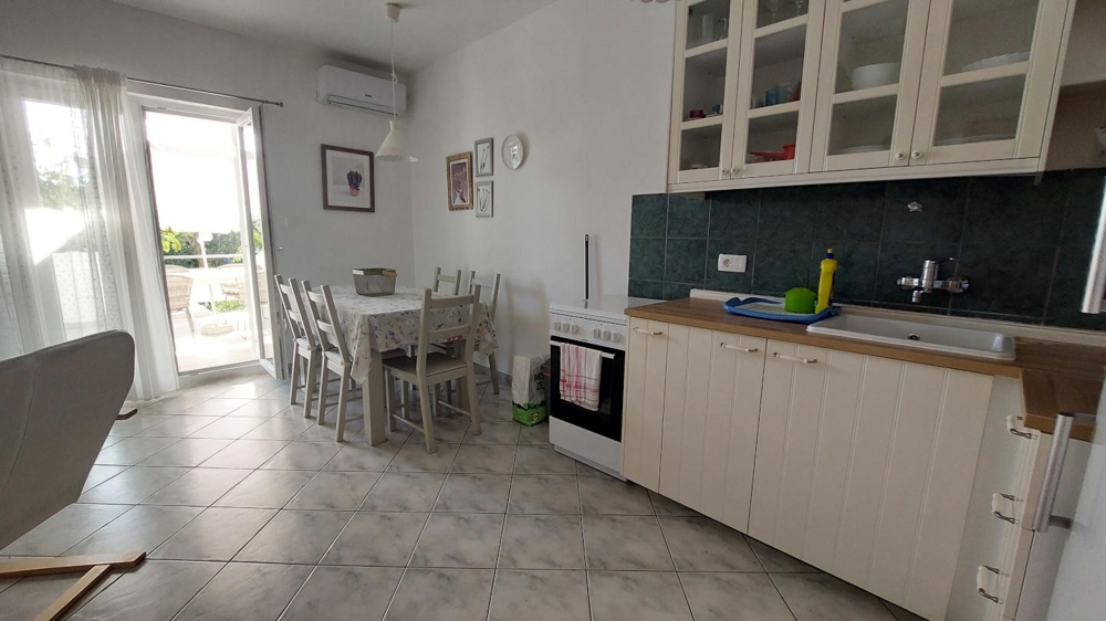 Cucina, zona pranzo e accesso alla terrazza - appartamento A3730 in Croazia.