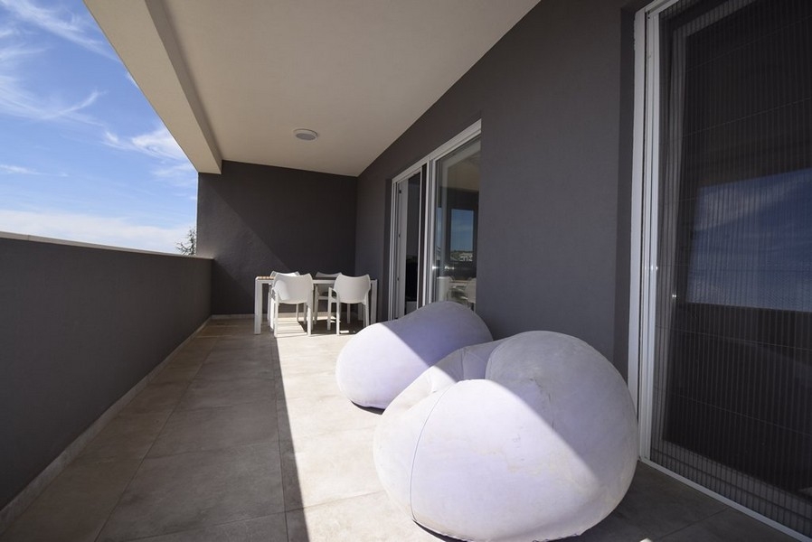 Immobile A3734 - terrazza con comodi posti a sedere.