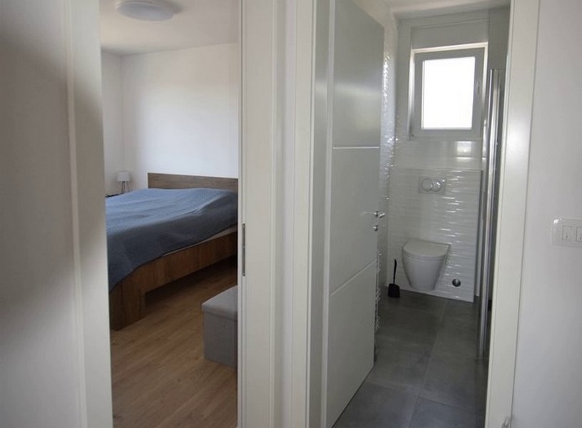 Bagno con finestra accanto alla camera da letto