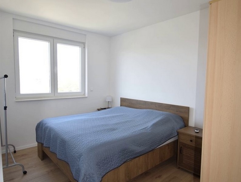 Camera da letto con letto matrimoniale e comodino