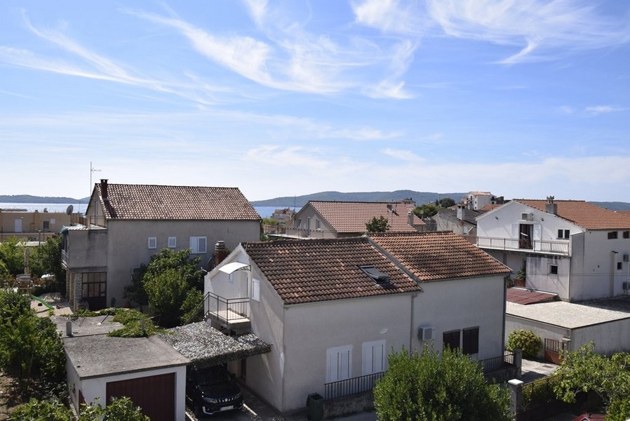 Vista dall'appartamento sulle case vicine e sul mare