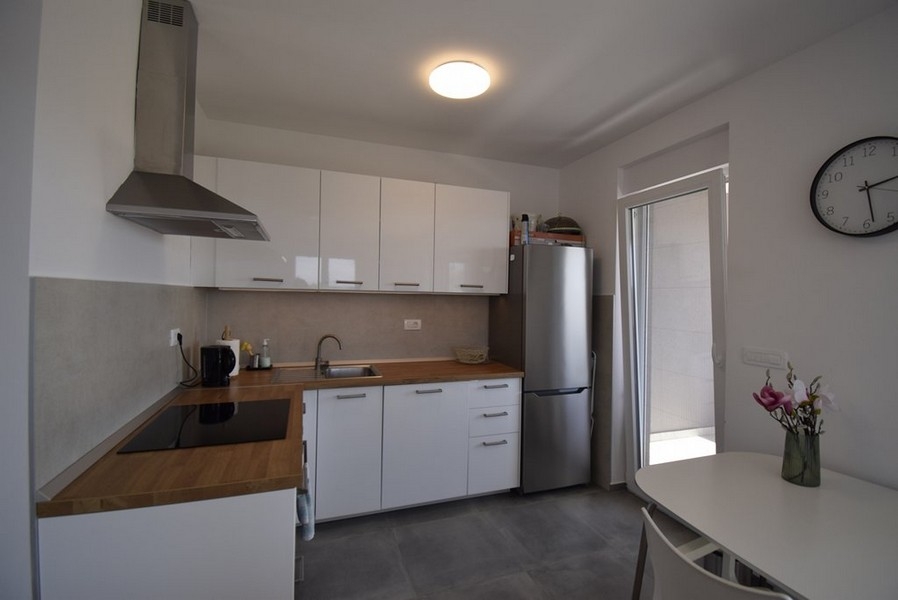 Cucina moderna con elettrodomestici da incasso e tavolo da pranzo