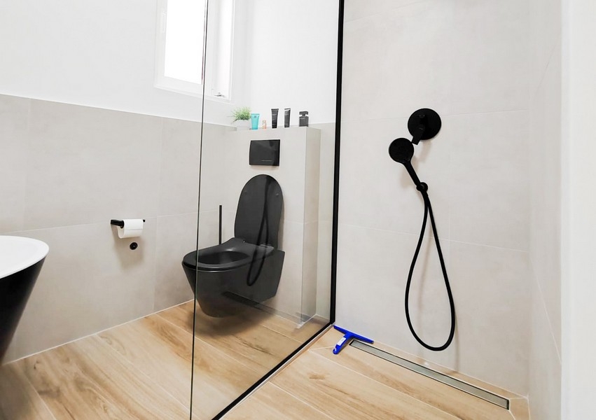 Bagno con WC nero.