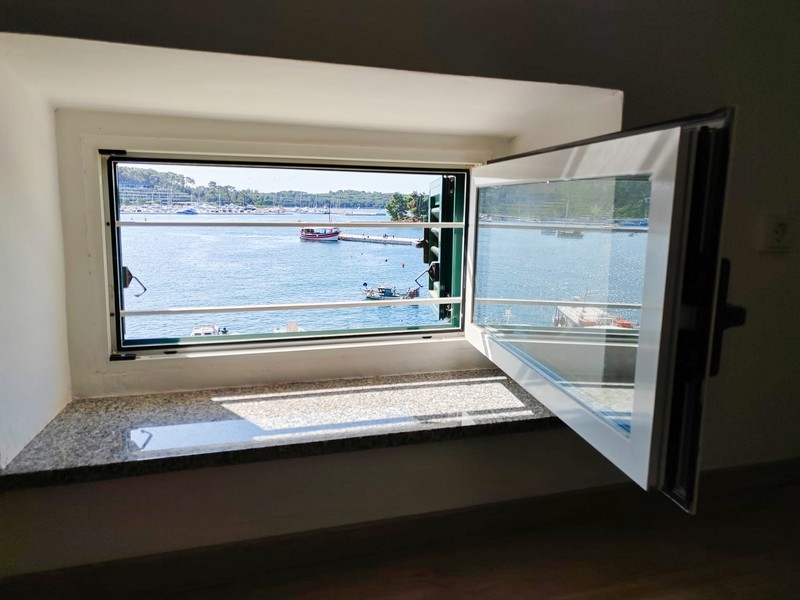 Finestra nel sottotetto con vista mare