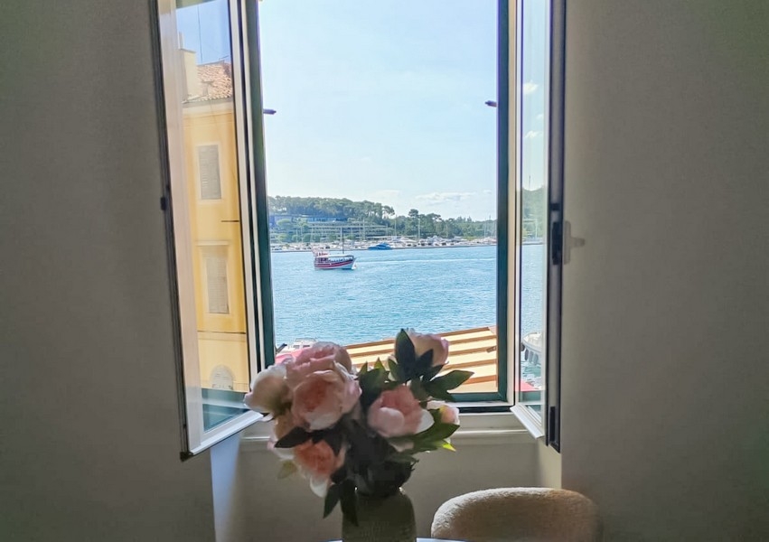 Vista dalla finestra sul mare e sulle barche