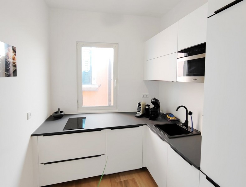 Cucina moderna bianca con finestra