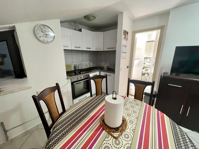 Cucina con zona pranzo e vista sul soggiorno