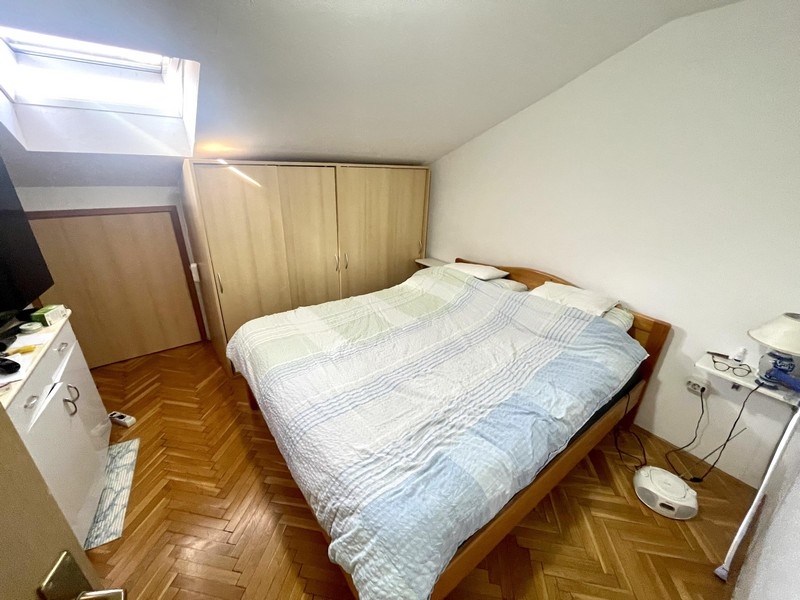 Camera da letto con letto matrimoniale e armadio