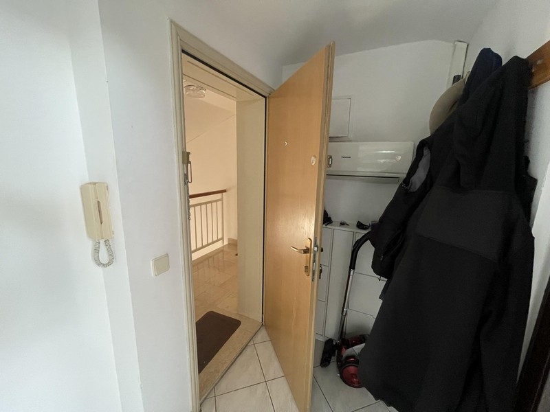 Ingresso dell'appartamento con porta aperta