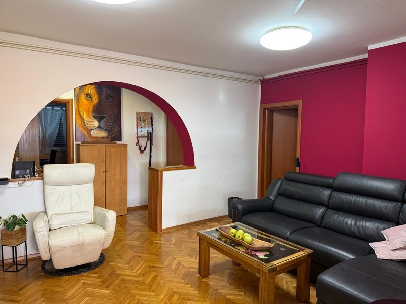 Soggiorno con arco a tutto sesto e dipinto murale con leone