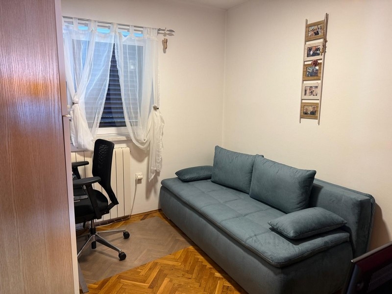 Piccola stanza con divano e scrivania