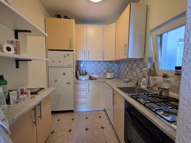 Cucina dell'appartamento a Crikvenica con cucina componibile