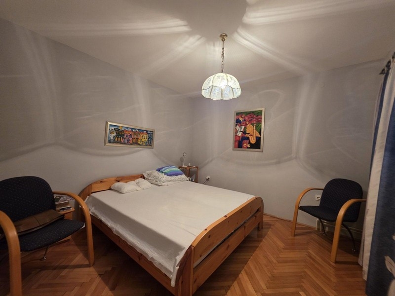 Camera da letto con letto matrimoniale e posti a sedere
