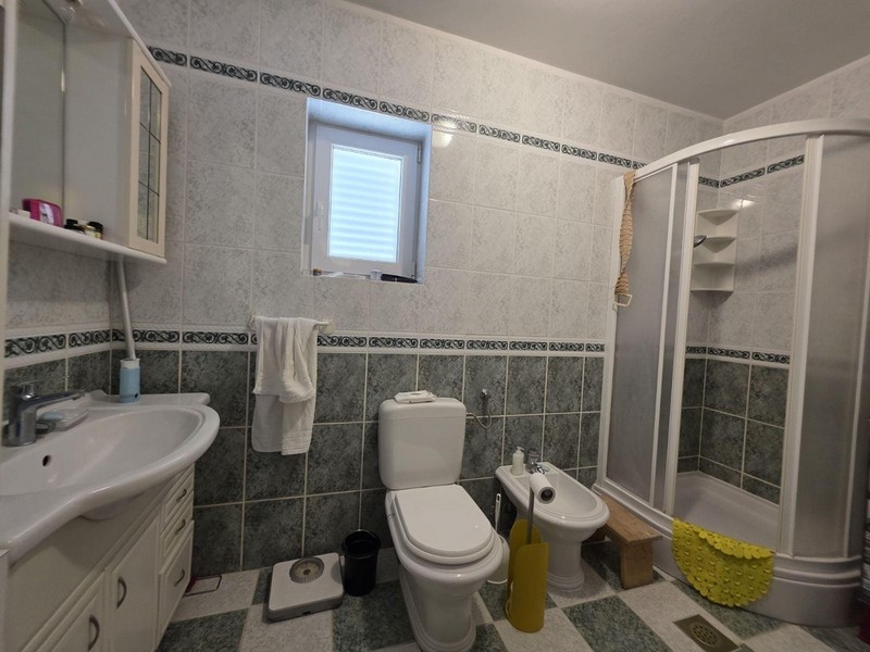 Bagno con doccia, WC e bidet