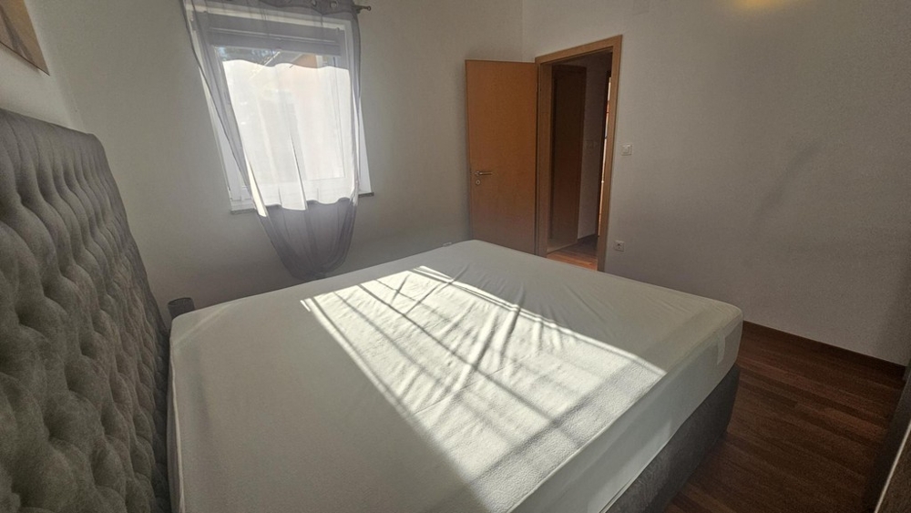 Camera da letto luminosa con letto matrimoniale e finestra