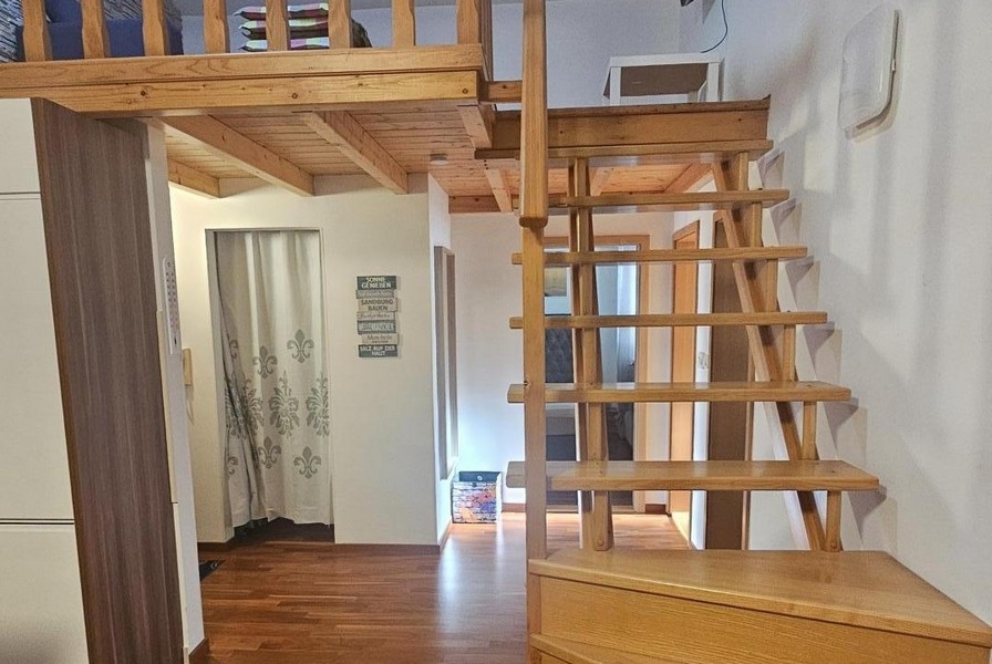 Scala in legno con accesso al livello soppalco