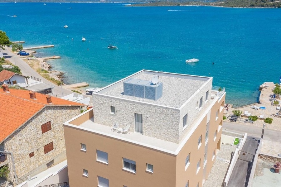 Casa con appartamenti direttamente sulla baia vista dall'alto