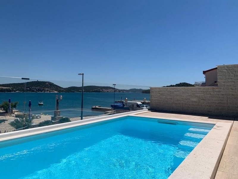 Piscina e vista mare dell'immobile A3752 in Croazia.