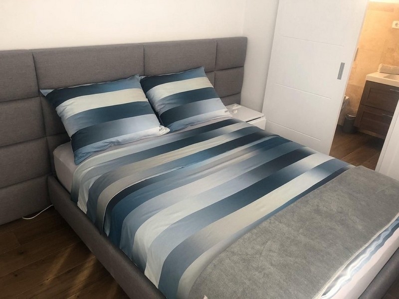 Camera da letto con letto matrimoniale e accesso al bagno