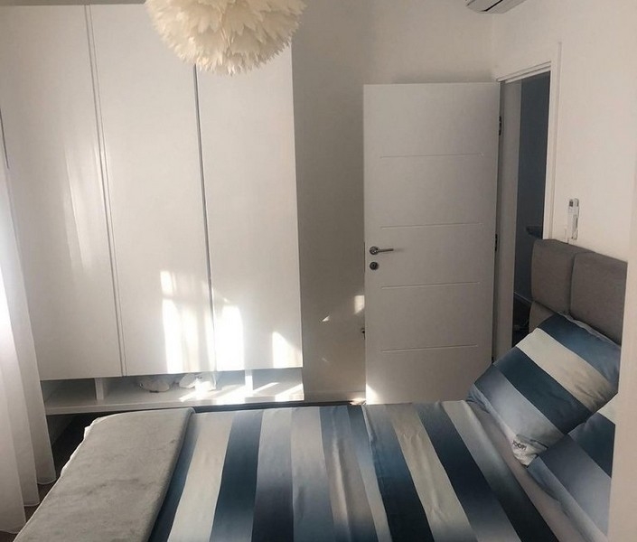 Camera da letto con grande armadio e letto matrimoniale