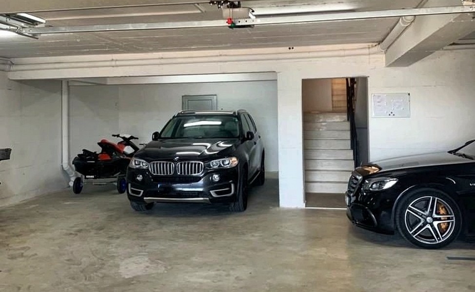 Garage interrato con posti auto e scala di accesso