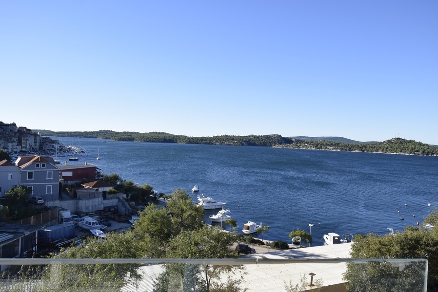 Vista dal balcone sulle barche e sulla baia fino al pendio boscoso