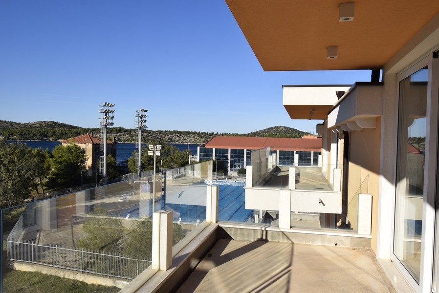 Balcone con vista mare e vista sull'impianto sportivo a Sibenik