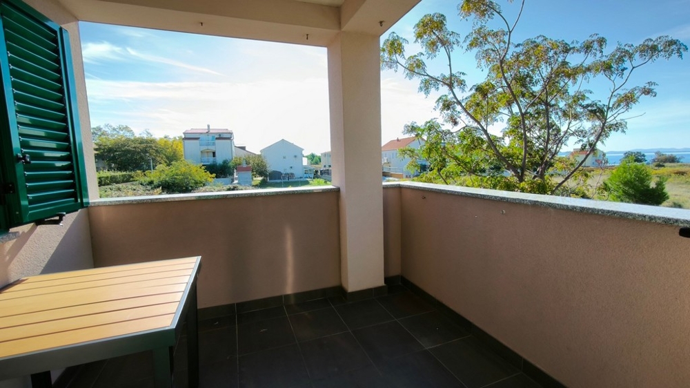 Terrazza con vista mare a Privlaka, zona di Zadar, Croazia.