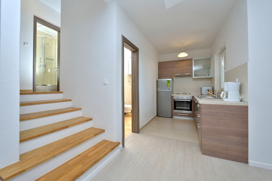 Cucina e vano scale dell'immobile A3764 a Privlaka - Panorama Scouting.