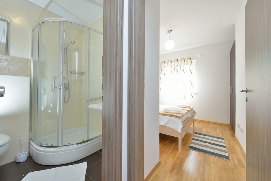 Camera da letto e bagno dell'immobile A3764.