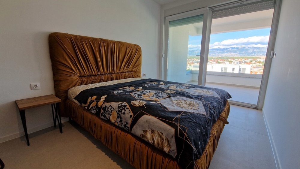 Camera da letto con accesso alla terrazza e vista sulle montagne