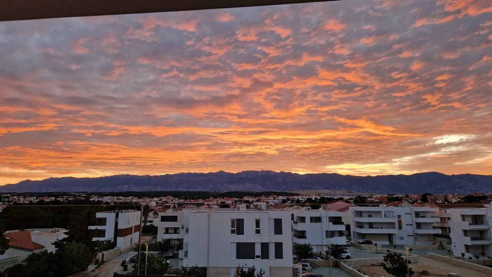 Atmosfera serale su Novalja con vista sui monti del Velebit