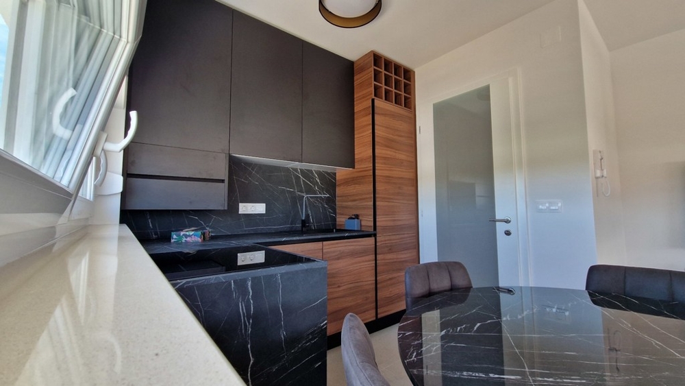 Cucina moderna dal design scuro con elementi in legno