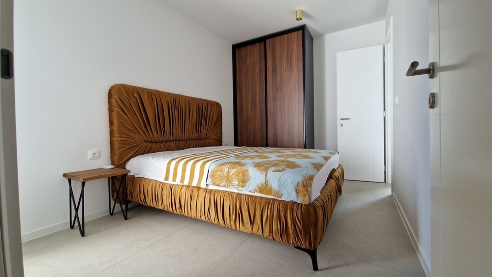 Camera da letto con letto dorato e armadio
