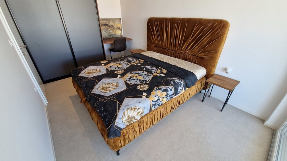 Seconda camera da letto con letto e angolo lavoro