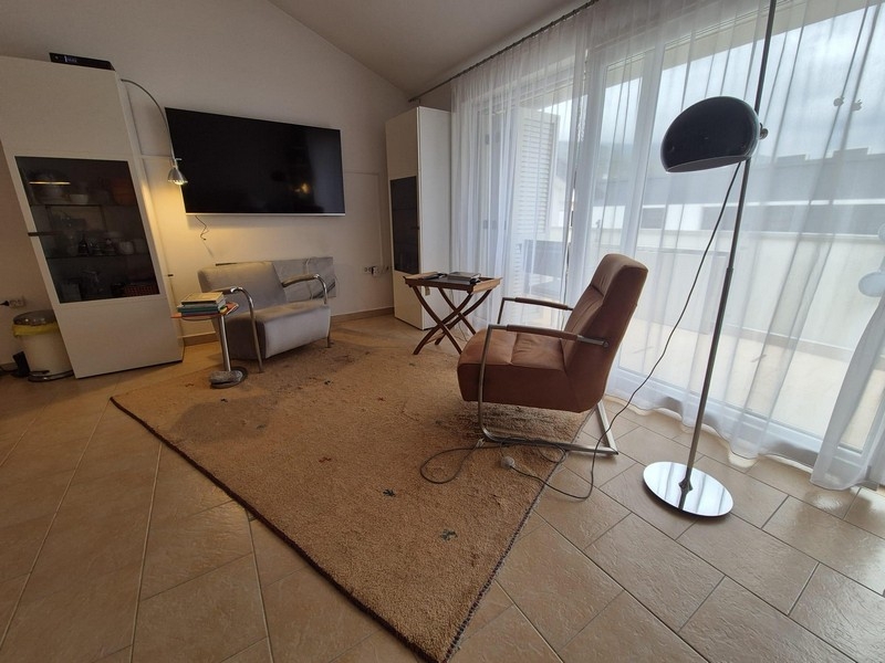 Soggiorno con TV e accesso alla terrazza
